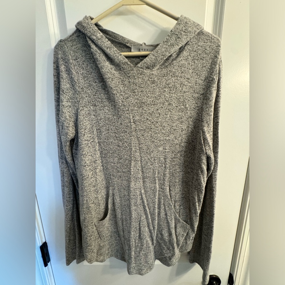 Long sleeve hooded top with front pocket
